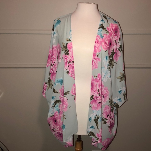 SALE! TODAY ONLY! Floral kimono - Picture 2 of 3